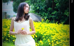 小孩把坤坤放入妈妈里面